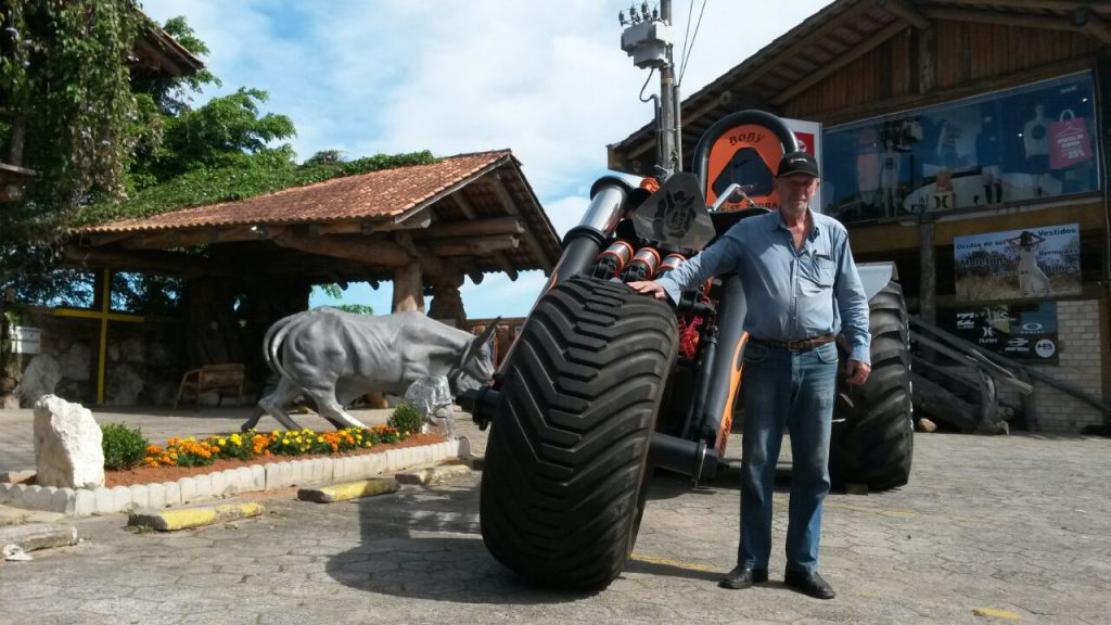 Oilton José Ferretti, ao lado do maior triciclo do Brasil